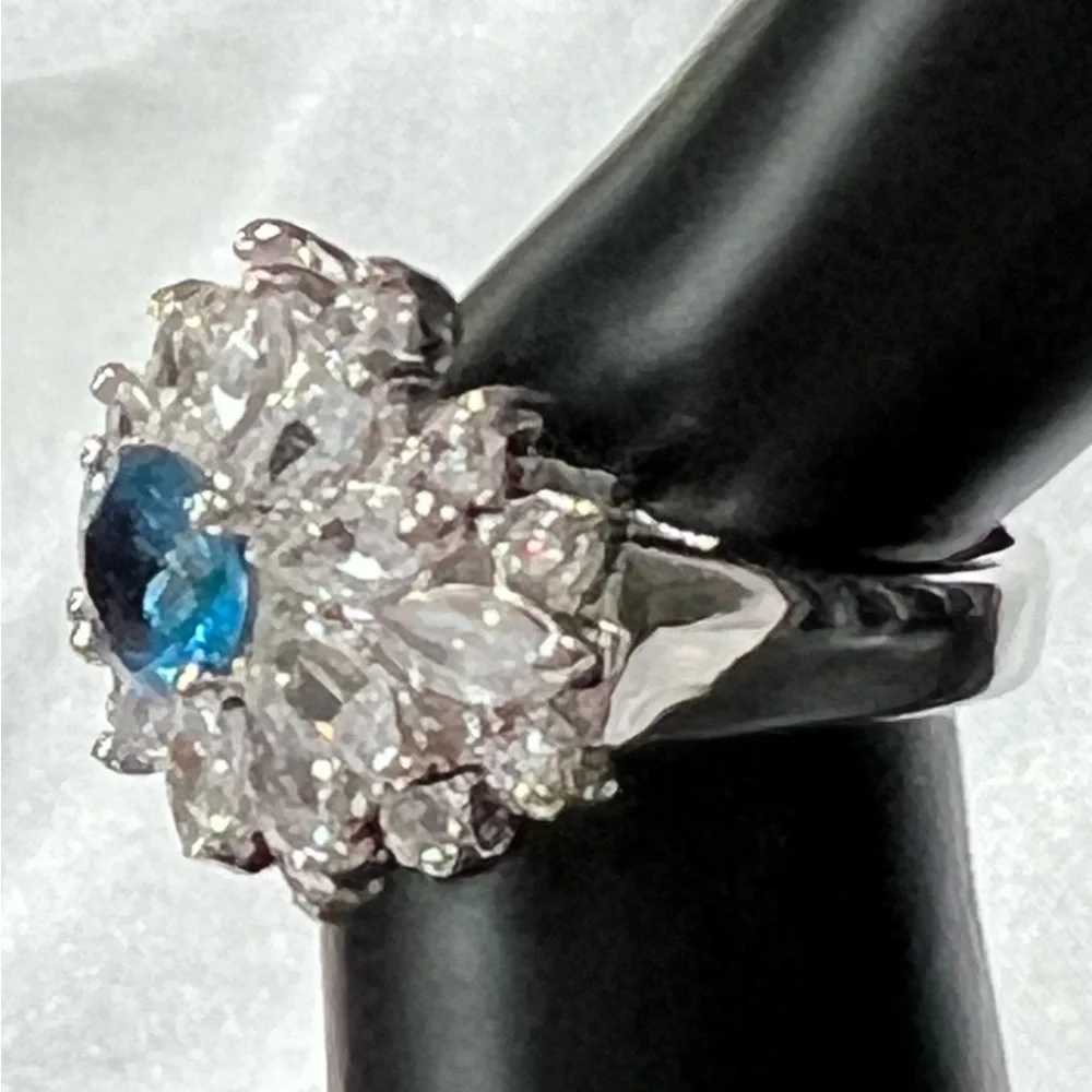 SWAROVSKI ELEMENTS Elegant Silver and Blue Crystal Ring SIZE 6 - Picture 4 of 8